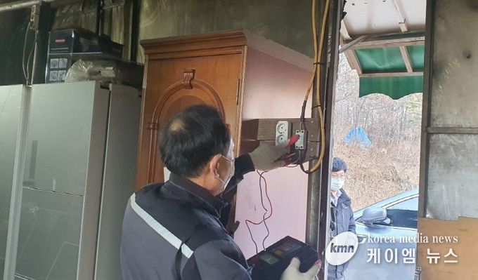 지난 11일 특별점검반이 관내 주거용 및 창고용 비닐하우스를 대상으로 화재 예방 점검을 하고 있다.