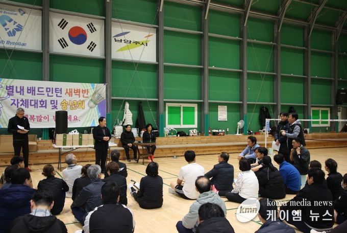 주광덕 시장이 별내배드민턴협회 정담회에서 시민 의견을 청취하고 있다.