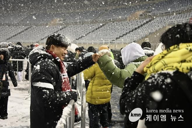 부천FC1995의 승강 PO 1차전이 폭설로 연기된 후 돌아가는 시민들과 조용익 부천시장이 주먹인사를 나누고 있다.