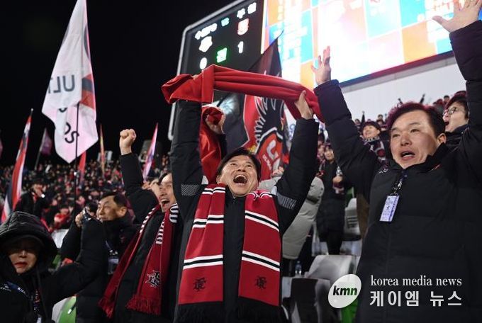 이달 8일 부천FC1995 승강 PO 2차전 경기에서 골을 넣자, 조용익 부천시장이 기뻐하고 있다