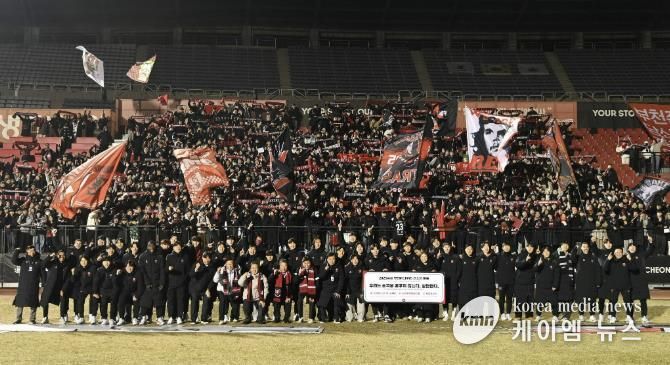 부천FC1995 K리그1 승격을 축하하며 선수단과 헤르메스가 단체 기념사진을 촬영했다.