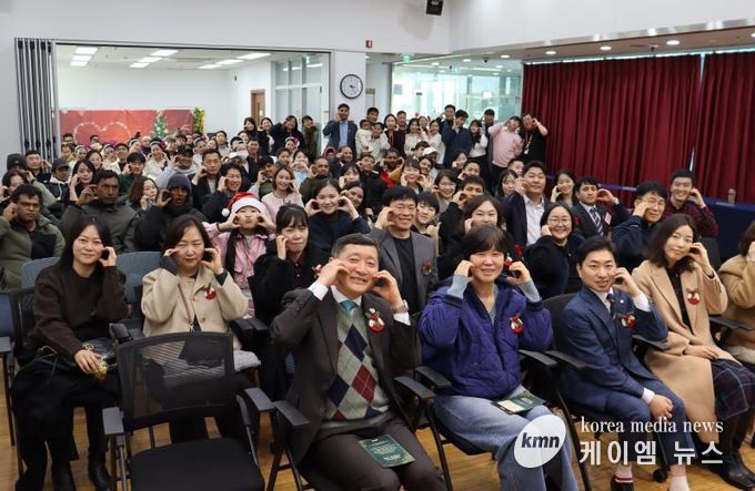 2025년 화성시외국인복지센터 사업보고회 기념 사진