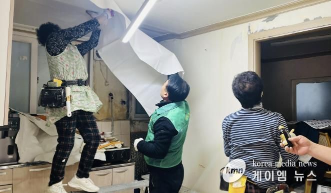 수원시 팔달구 매교동 새마을지도자협의회, 홀몸어르신을 위한 도배장판 지원사업 진행