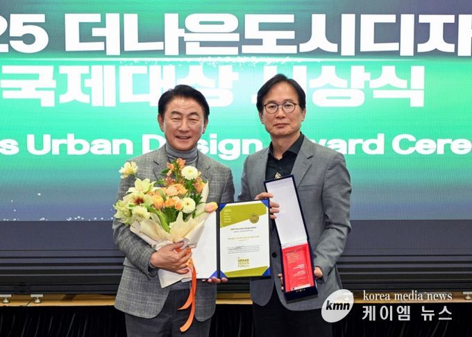 김동근 시장이 12월 12일 ‘더 나은 도시디자인 국제대상’ 시상식에서 ‘도시리더’ 부문을 수상한 뒤 기념사진을 찍고 있다.
