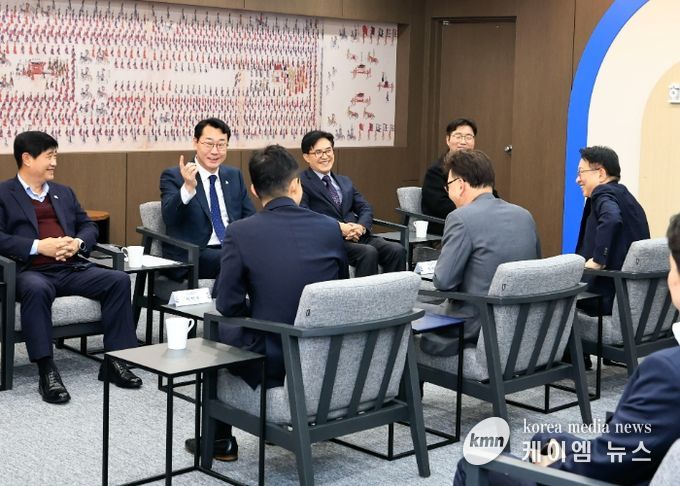 정명근 화성특례시장이 중소벤처기업 산업재산권 보호를 위한 업무 협약식에서 협약 내용에 대하여 참석 내빈들에게 설명 하고 있다