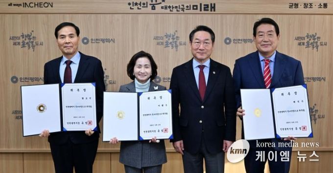 유정복 인천광역시장이 15일 시청 접견실에서 특보단장에게 위촉장을 수여하고 있다. (왼쪽부터 황효진 특보단장, 이행숙 특보단장, 유정복 인천시장, 백석두 특보단장)