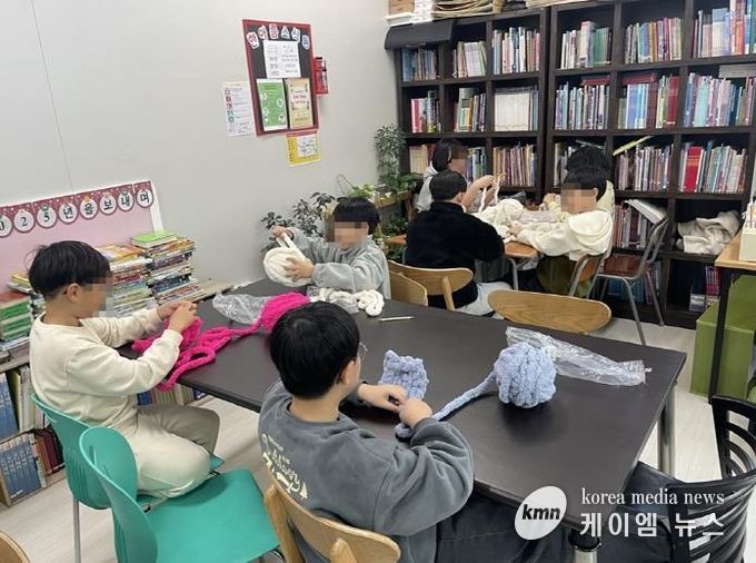 의정부시 송산2동, 아이들의 손끝에서 피어난 온기…어르신께 전할 사랑의 목도리 준비