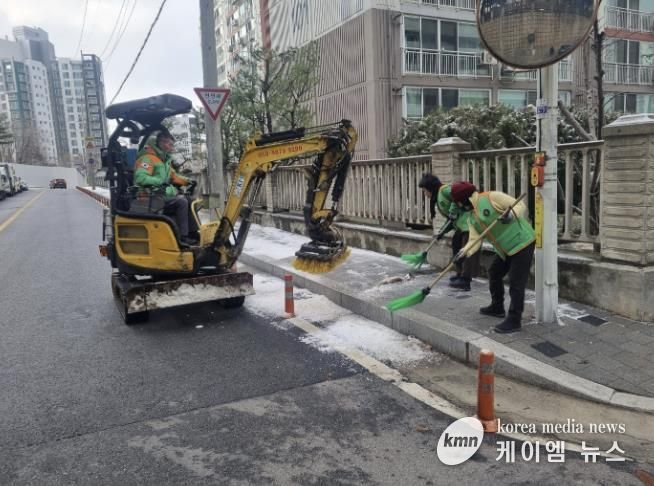 동두천시 불현동 지역자율방재단, 강설 대비 긴급 제설작업 실시
