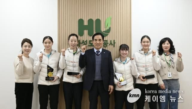 국제대회와 전국대회에서 입상한 화성도시공사 탁구단 선수들과 HU공사 한병홍 사장이 메달과 상패를 들고 기념촬영을 하고 있다.