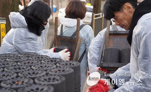 인천시사회서비스원 직원들이 지난 12일 미추홀구 용현동 일대에서 연탄배달 봉사를 하고 있다.