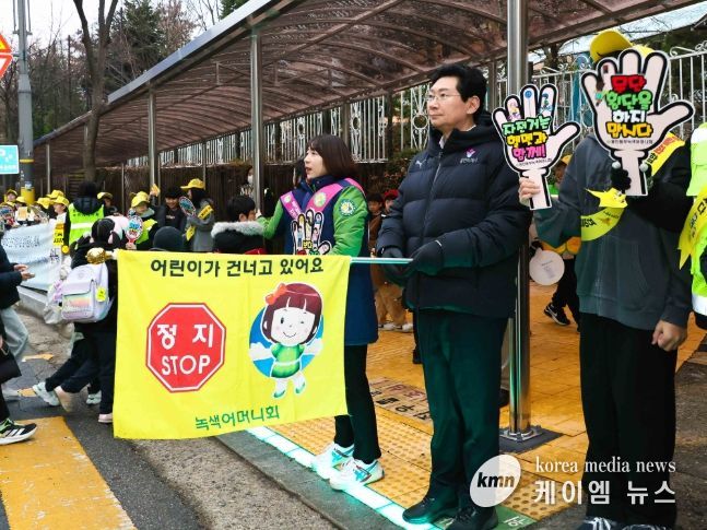 이상일 용인특례시장은 16일 기흥구 중일초에서 등굣길 교통지도 봉사와 함께 통학로 안전을 점검했다