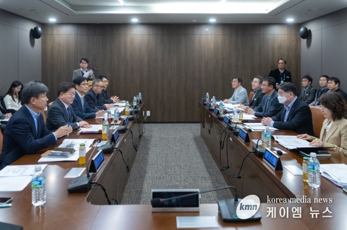 박승원 광명시장(사진 왼쪽 두 번째)이 16일 오후 GH 광교 본사를 찾아 김용진 GH 사장(사진 오른쪽 두 번째)에게 광명시흥 3기 신도시, 구름산지구 등 주요 개발사업 신속한 추진을 촉구하고 있다.