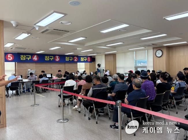 (홍성군, 민생회복 소비쿠폰 집행 우수 지자체 선정)_지난 7월 소비쿠폰 신청 현장