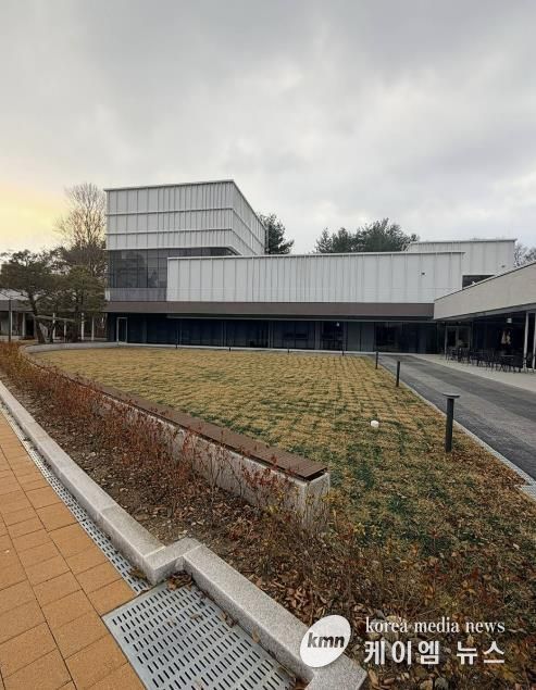 결혼식 후 연회장소로 활용할 수 있는 성남물빛정원 뮤직홀 앞 잔디마당