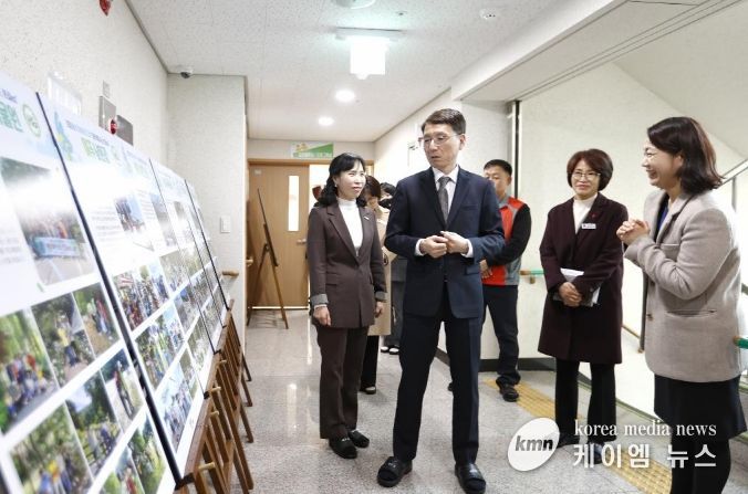 17일 오후 김성중 행정1부지사가 안성에 위치한 한길마을(사회복지시설)을 찾아 시설을 둘러보고 관계자들과 기념촬영을 하고있다.