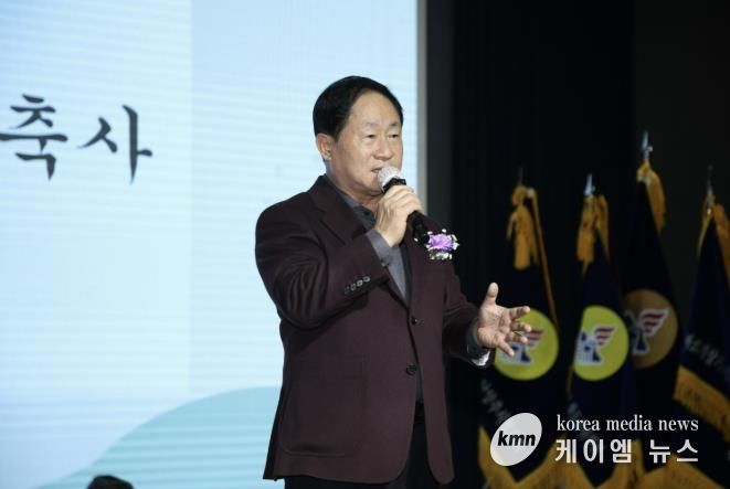 주광덕 시장이 바르게살기운동 남양주시협의회 회원대회에서 축사를 전하고 있다.