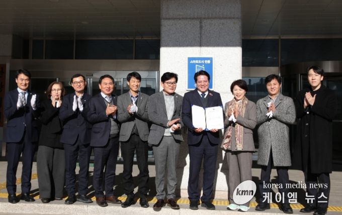 안양시(시장 최대호 오른쪽에서 네번째)가 18일 본관 정문에서 스마트도시 인증 현판식을 개최했다