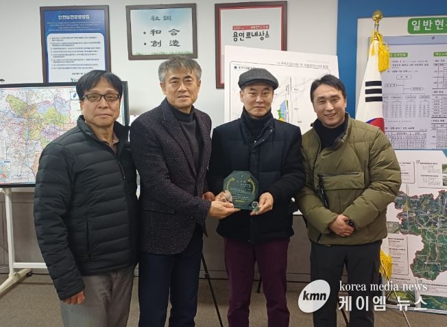 용인도시공사 모현복지회관, 지역 어르신들로부터 감사패 전달 받아