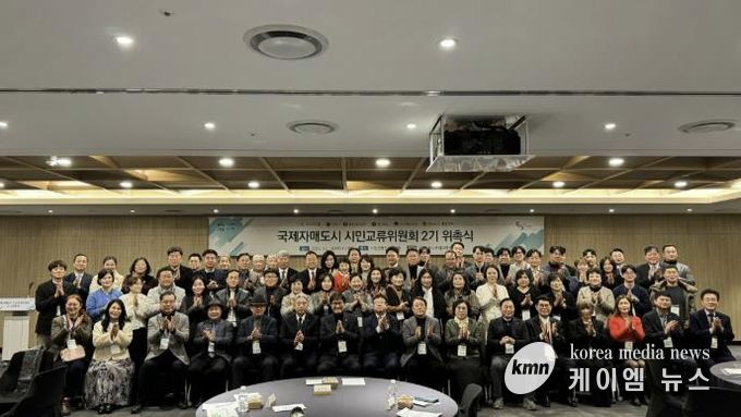 김현수 수원특례시 제1부시장과 국제자매도시 시민교류위원회 2기 위원들이 기념촬영을 하고 있다.