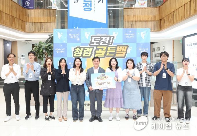 박승원 광명시장(사진 가운데)이 지난 5월 시청 본관 로비에서 열린 직원대상 청렴 골든벨 우승자에게 시상하고 기념사진을 촬영하고 있다.