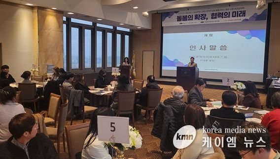 조대흥 인천시사회서비스원장이 지난 16일 송도신도시 센트럴파크호텔에서 열린 ‘돌봄의 확장, 협력의 미래’ 행사에서 인사말을 하고 있다.