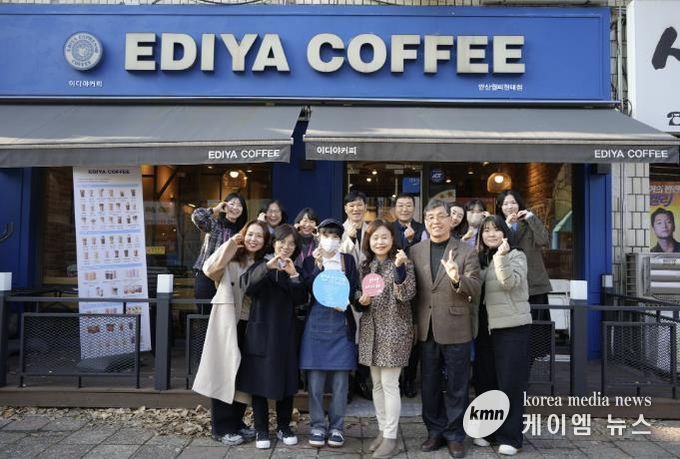 24일 안산 이디아커피 안산월피현대점에서 열린 장애인 권익 옹호업소 '오소가게' 현판식에서 참석자들이 기념촬영을 하고 있다.