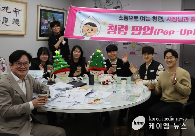 김병수 김포시장이 ‘청렴팝업카페’를 통해 철도과 직원들과 소통의 시간을 갖고 있다.