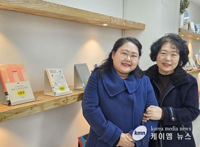 작가양성독서회를 통해 작가로 등단한 윤서정(왼쪽)씨가 최명숙 강사(오른쪽)와 기념 촬영을 하고 있다