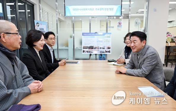 김동근 시장이 12월 29일 2층 리모델링을 마친 의정부시사회복지회관을 방문해 관계자들과 소통하고 있다.