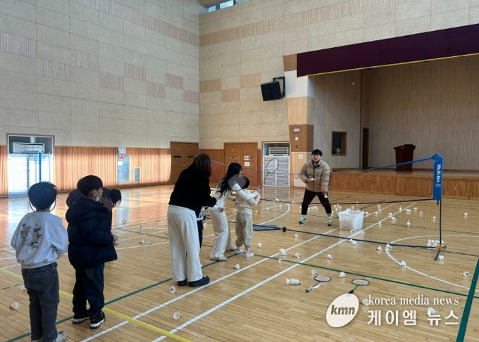학생들이 배드민턴 기초지식 및 기본스텝에 대한 설명을 듣고 있다.