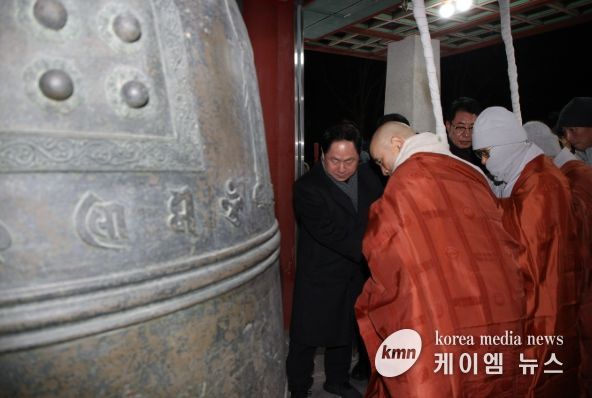 타종에 참여하고 있는 주광덕 시장