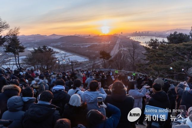 시민들이 행주산성에서 2026년 첫 일출을 바라보고 있다.