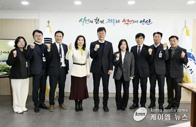이민근 안산시장(가운데)이 2025년 12월 31일 김수진 안산교육지원청 교육장(왼쪽 네번째) 등 관계자들과 간담회를 마치고 함께 사진촬영을 하고 있다.