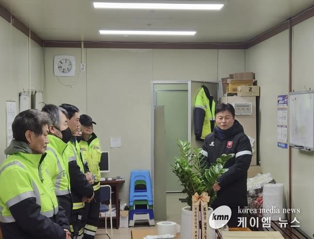 조용익 부천시장이 현장대기소를 찾아 환경미화원들의 노고에 감사를 표하고 있다.