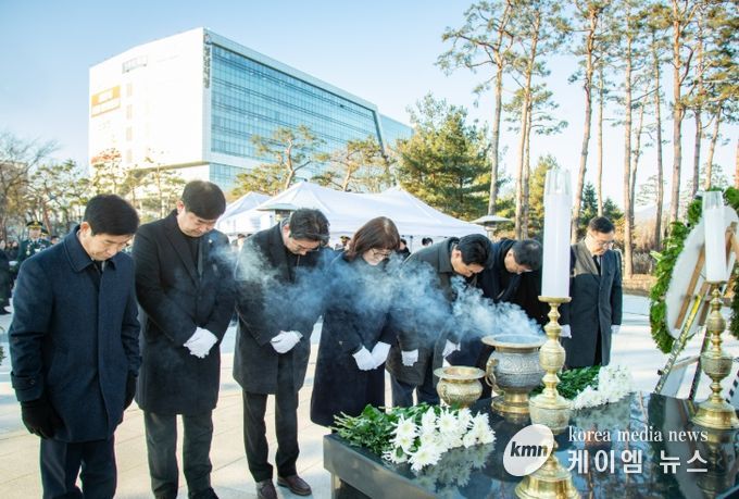 성남시의회, 2026년 신년 현충탑 참배