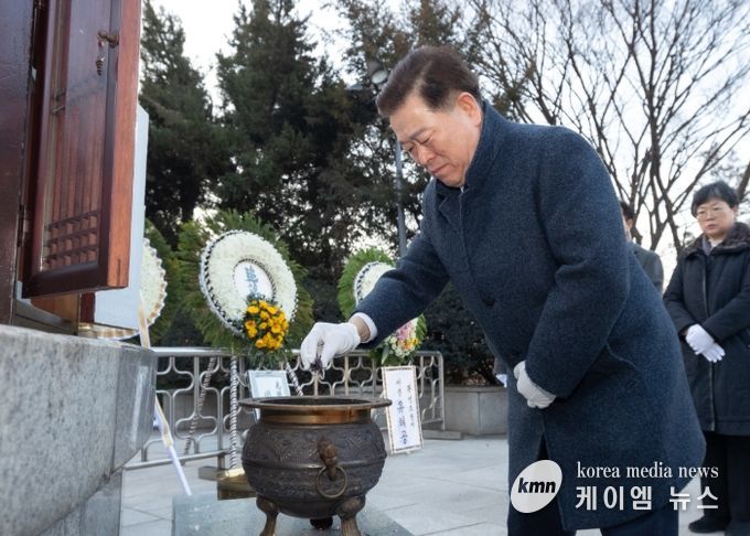 박승원 광명시장이 2일 오전 현충근린공원 내 현충탑을 찾아 분향하고 있다.