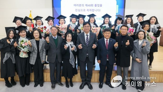박창호 의원(앞줄 우측 세 번째)과 인천여고부설방송통신고등학교 졸업생들이 함께 단체 사진 촬영을 하고 있다.