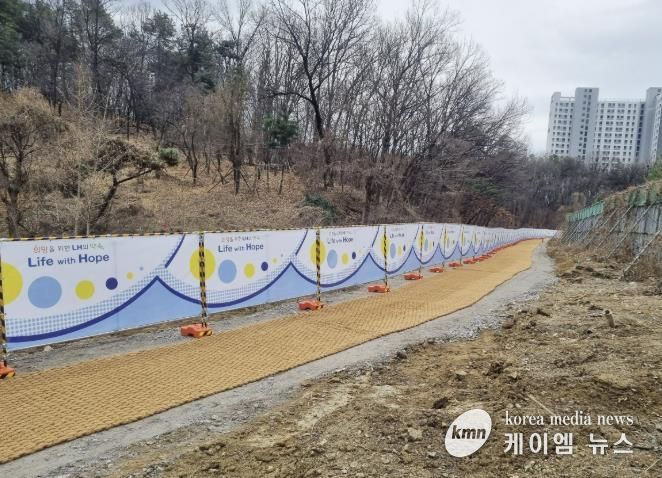 과천지식정보타운 내 근린공원 3 경계를 따라 조성한 임시 보행로 모습