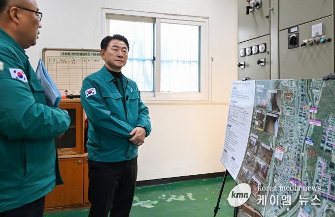 김동근 시장이 1월 7일 호원간이배수펌프장을 방문해 현장 점검을 하고 있다.