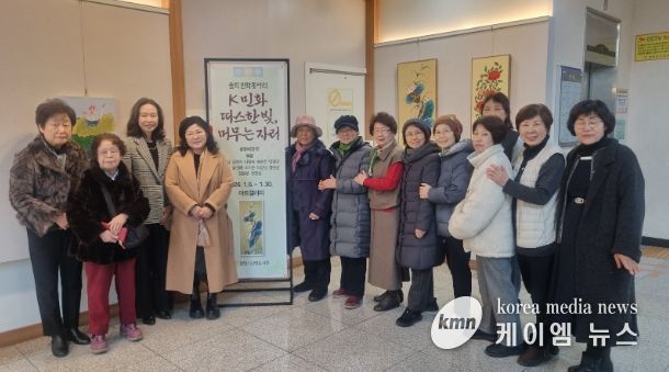 지난 6일 솔뫼 민화동아리원이 도서관 1층 아트갤러리에서 열린 한국 전통민화 전시 'K민화 - 따스한 빛, 머무는 자리'에 참석해 기념사진을 촬영하고 있다.