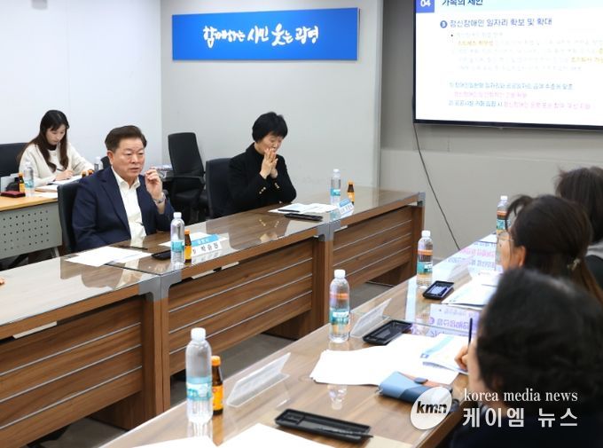 박승원 광명시장이 지난 6일 시청 영상회의실에서 열린 중증정신질환자 가족 대표와의 간담회에 참석해 가족들의 건의사항을 경청하고 있다.