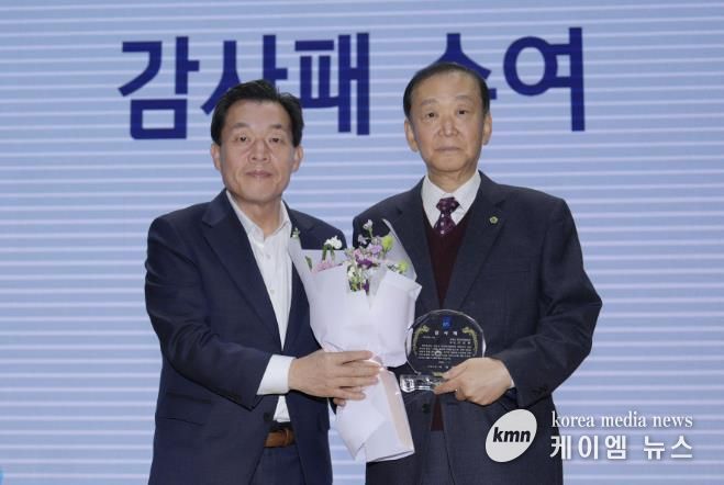 이재준 시장(왼쪽)이 제3대 진성원 협의회장에게 감사패를 수여하고 있다.