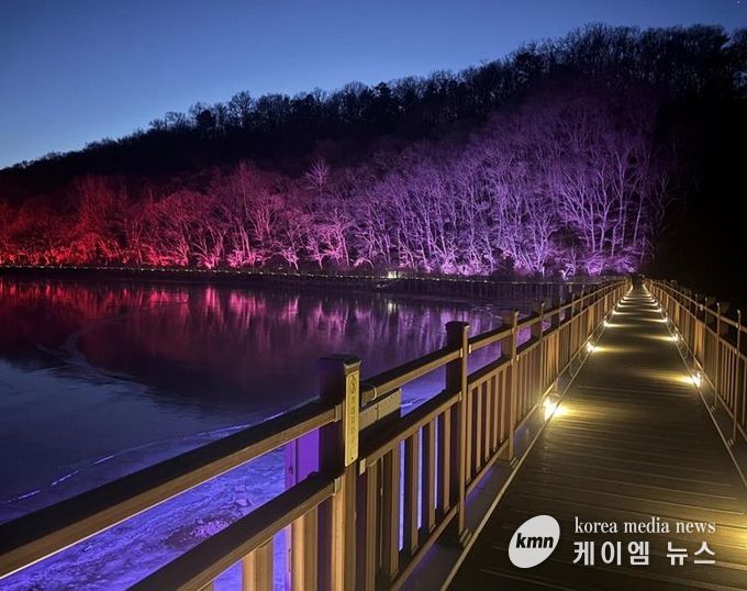 빛으로 새롭게 태어난 파주 공릉호수, 야간 명소로 거듭나다!