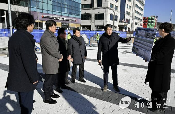 이민근 안산시장(사진 왼쪽 두번째)이, 8일 단원구 고잔동 중앙대로 일원 녹도 재정비 사업 설명을 듣고 있다.