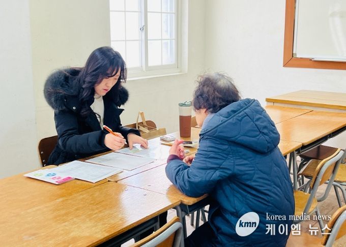 수원시 영통구치매안심센터 관계자가 망포동성당에서 찾아가는 치매조기검진을 하고 있다.