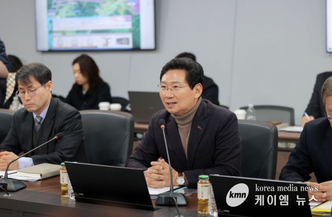 이상일 용인특례시장이 9일 처인구 원삼면에 있는 '용인반도체클러스터 일반산업단지' 현장에서 용인 반도체 프로젝트와 관련해 입장을 설명하고 있다