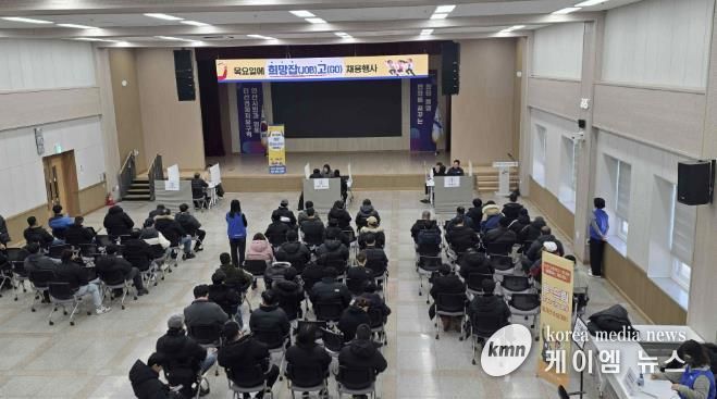 '목요일에 희망잡(JOB)고(GO)' 채용행사가 8일 안산시청 대회의실에서 진행되고 있다