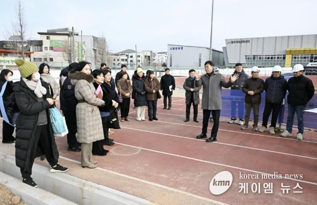 이민근 안산시장이 12일 월피체육문화센터(상록구 부곡동 719-1번지) 일원에서 부대시설 환경개선 공사 현장을 점검하고 있다.