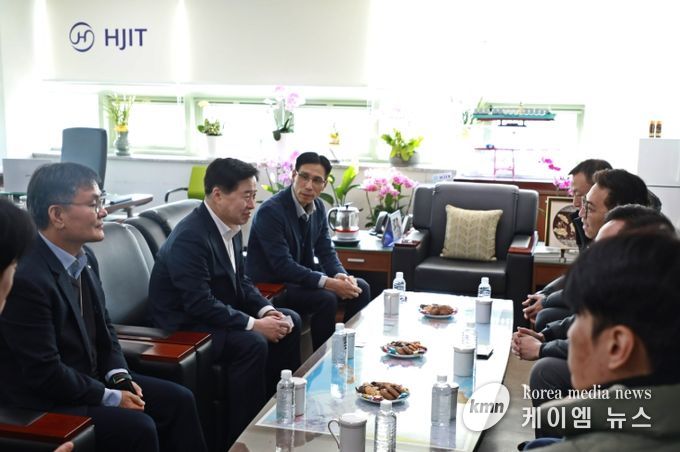 왼쪽열 끝 HJIT 윤준광 대표, 왼쪽열 끝에서 2번째 인천항만공사 이경규 사장, 오른쪽 열 끝에서 2번째 인터아시아라인즈 코리아 제리 대표