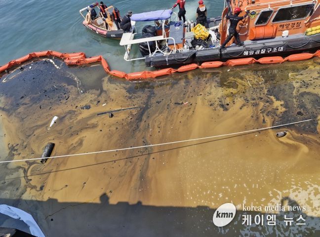 방제활동을 진행 중인 해양경찰